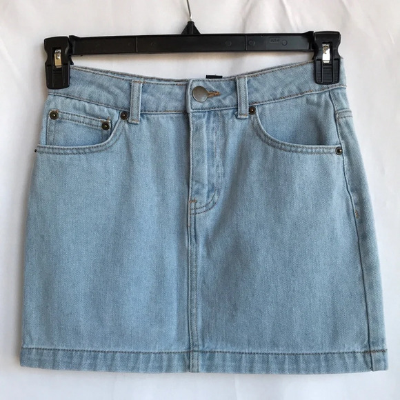 Forever 21 Dresses & Skirts - Forever 21 light wash denim skirt, size S